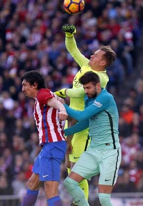 Partido de futbol entre el Atletico de Madrid y Barcelona del campeonato espanol de Liga 2016 2017 celebrado en el estadio Vicente Calderon, en Madrid 26 2 2017. Football match between Atletico de Madrid and Barcelona of the 2016 2017 Spanish League, held at the Vicente Calderon stadium, in Madrid February 26, 2017. Photo by J. Luis Cuesta 261 Cordon Press. Ter Stegen and Pique Cordon Press  xJosexLuisxCuestax xx