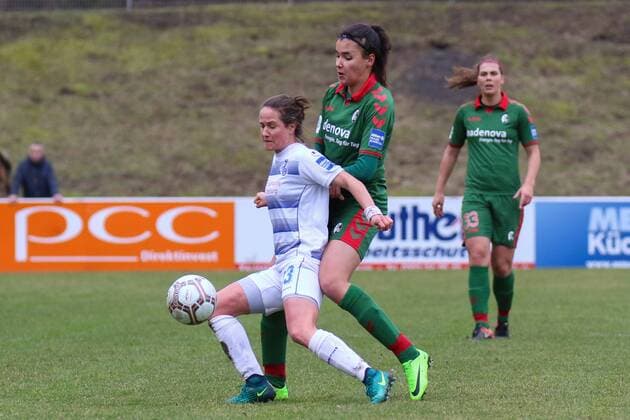 Zsofia Racz ( 28, MSV Duisburg) und Cinzia Zehnder ( 14, SC Freiburg im Zweikampf, Fussball - Damen Bundesliga - MSV Duisburg vs. SC Freiburg, Duisburg,26.02.2017, Duisburg Copyright: xBOHLA xEibner-Pressefotox EP_MBO
