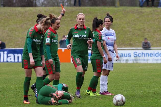 Marina Himmighofen,rechts ( 31, MSV Duisburg) sieht die Rote Karte, Fussball - Damen Bundesliga - MSV Duisburg vs. SC Freiburg, Duisburg,26.02.2017, Duisburg Copyright: xBOHLA xEibner-Pressefotox EP_MBO