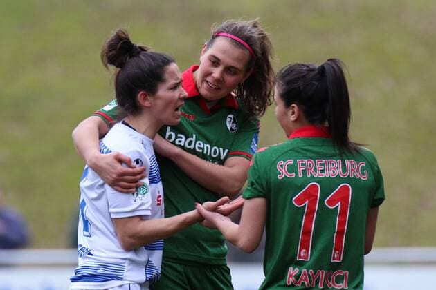 Marina Himmighofen ( 31, MSV Duisburg) wird nach ihrer Gelb-Roten Karte von Carolin Schiewe ( 33, SC Freiburg) und Hasret Kayikci ( 11, SC Freiburg) beruhigt, Fussball - Damen Bundesliga - MSV Duisburg vs. SC Freiburg, Duisburg,26.02.2017, Duisburg Copyright: xBOHLA xEibner-Pressefotox EP_MBO
