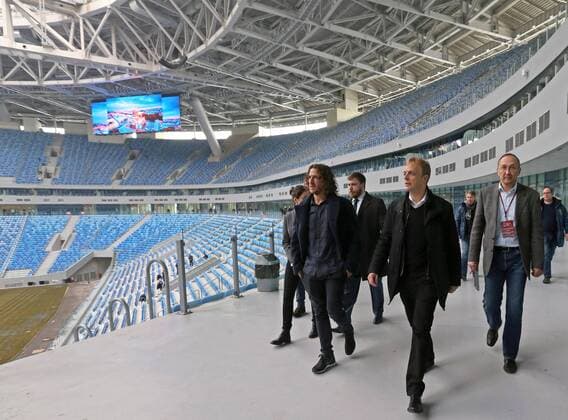 Bilder des Tages - SPORT ST PETERSBURG, RUSSIA - FEBRUARY 27, 2017: Spanish retired football player Carles Puyol and FIFA Director of Competitions Colin Smith (L-R) visit Zenit Arena Stadium. The FIFA inspection committee is satisfied with the stadium s readiness to host 2017 FIFA Confederations Cup and 2018 FIFA World Cup WM Weltmeisterschaft Fussball matches. Alexander Demianchuk TASS  TS042C0B