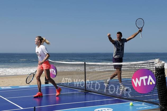Canadian tennis player Eugenie Bouchard (L) participate with the Argentine Juan Martin del Potro during an activy to promote tourism at the Pie de la Cuesta beach, in Acapulco, Mexico, on 27 February 2017, in the framework of the Tennis Mexican Open. Tennis Mexican Open !ACHTUNG: NUR REDAKTIONELLE NUTZUNG!  Copyright: xJoséxMéndezx MEX50 20170227-636238221586548684