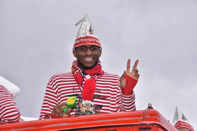 Bilder des Tages - SPORT Die Spieler des 1. FC Köln auf einem Wagen Anthony Modeste (r) und andere am 27.02.2017 in Köln beim Rosenmontagszug. Mit den Rosenmontagszugsumzügen erreicht der Kölner Karneval seinen Höhepunkt.