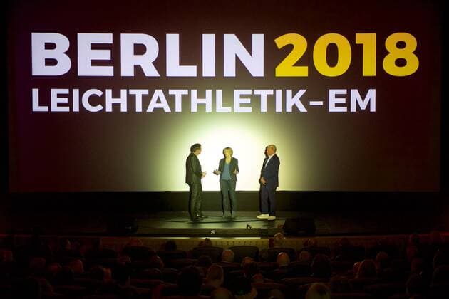 Leichtathletik Berlin 27.02.2017 BEM 2018 Leichtathletik EM 2018 in berlin Weltpremiere von Urban Records Image Film Zoo Palast Berlin Jennifer Oeser ehemalige Siebenkämpferin übergebt den Never Give Up Preis an Boris Becker tennis
