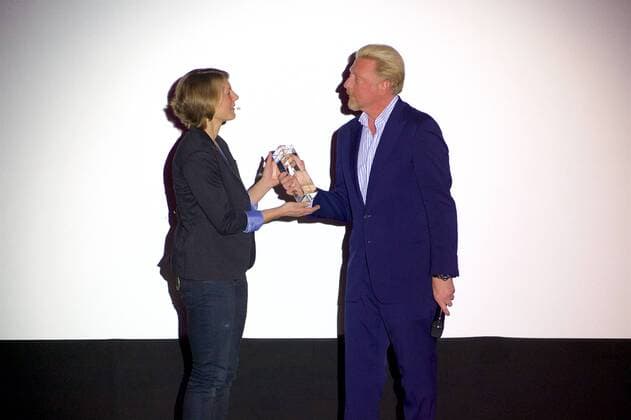 Leichtathletik Berlin 27.02.2017 BEM 2018 Leichtathletik EM 2018 in berlin Weltpremiere von Urban Records Image Film Zoo Palast Berlin Jennifer Oeser ehemalige Siebenkämpferin übergebt den Never Give Up Preis an Boris Becker tennis