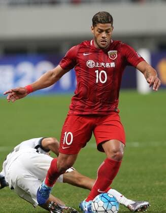 (170228) -- SHANGHAI, Feb. 28, 2017 -- Hulk(Front) of China s Shanghai SIPG FC breaks through during the AFC Champions League Group F match against Australia s Western Sydney Wanderers at Shanghai Stadium in Shanghai, east China, Feb. 28, 2017. ) (wll) (SP)CHINA-SHANGHAI-SOCCER-AFC CHAMPIONS LEAGUE-SHANGHAI SIPG FC VS WESTERN SYDNEY WANDERERS(CN) DingxTing 