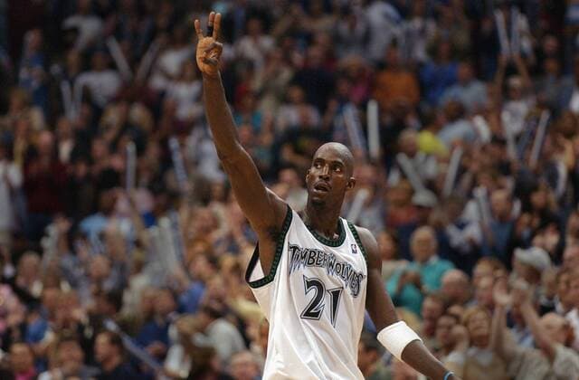 Kevin Garnett holds up three fingers for three wins after leaving the game under two minutes left in the 4th quarter in game five of the second round of the NBA Basketball Herren USA Western Conference Playoffs between the Sacramento Kings and the Minnesota Timberwolves, Friday, May 14, 2004 at the Target Center, Minneapolis, Minnesota. Sacramento Bee photograph by . sacbee online ZUMA Press - ZUMAs76_ 20040922_aai_s76_155 Copyright: xJosexLuisxVillegasx