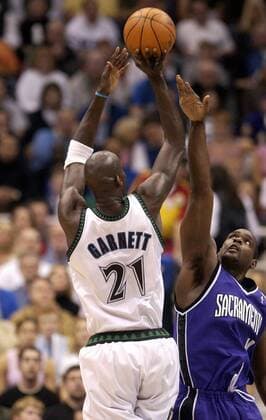 Chris Webber can t stop the Kevin Garnett jump shot in the first half of game five of the second round of the NBA Basketball Herren USA Western Conference Playoffs between the Sacramento Kings and the Minnesota Timberwolves, Friday, May 14, 2004 at the Target Center, Minneapolis, Minnesota. Sacramento Bee photograph by . ZUMA Press - ZUMAs76_ 20040922_aai_s76_656 Copyright: xJosexLuisxVillegasx