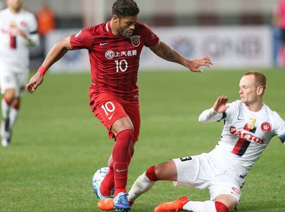 (170228) -- SHANGHAI, Feb. 28, 2017 -- Hulk (L) of China s Shanghai SIPG FC break through during the AFC Champions League Group F match against Australia s Western Sydney Wanderers at Shanghai Stadium in Shanghai, east China, Feb. 28, 2017. Shanghai SIPG FC won 5-1. ) (wll) (SP)CHINA-SHANGHAI-SOCCER-AFC CHAMPIONS LEAGUE-SHANGHAI SIPG FC VS WESTERN SYDNEY WANDERERS(CN) DingxTing 