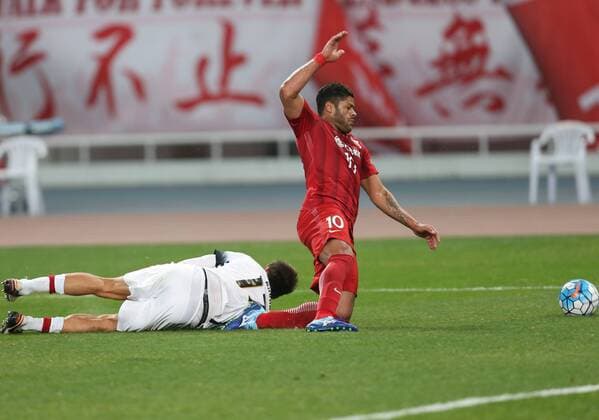 (170228) -- SHANGHAI, Feb. 28, 2017 -- Hulk (R) of China s Shanghai SIPG FC is tackled by Aritz Borda of Australia s Western Sydney Wanderers during their AFC Champions League Group F match at Shanghai Stadium in Shanghai, east China, Feb. 28, 2017. Shanghai SIPG FC won 5-1. ) (wll) (SP)CHINA-SHANGHAI-SOCCER-AFC CHAMPIONS LEAGUE-SHANGHAI SIPG FC VS WESTERN SYDNEY WANDERERS(CN) DingxTing 