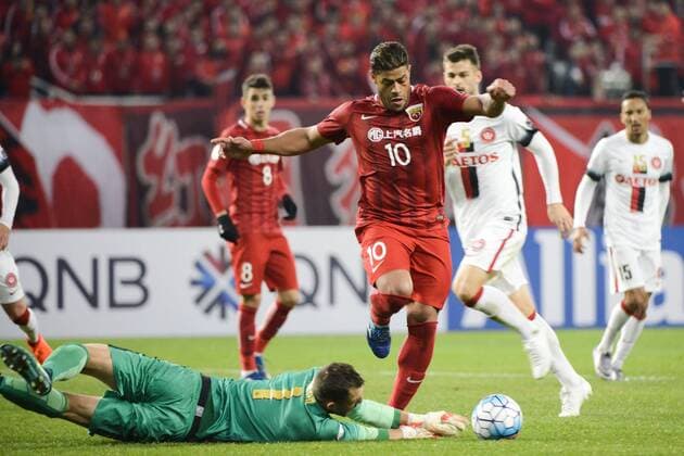Brazilian football star Givanildo Vieira de Sousa, center, better known as Hulk, of China s Shanghai SIPG, challenges Jerrad Tyson of Australia s Western Sydney Wanderers FC in a Group G match during the 2017 AFC Champions League in Shanghai, China, 28 February 2017. Brazil striker Hulk put in an incredible performance ¡ª scoring the opener two minutes after kick-off and had a hand in three other goals ¡ª as Shanghai SIPG romped to a 5-1 victory over Western Sydney Wanderers in their AFC Champions League match in Shanghai Tuesday (28 February 2017) night. The victory allowed Andre Villas-Boas¡¯ team to go joint top of Group F on six points alongside Urawa Red Diamonds which beat FC Seoul 5-2 in an earlier match. Incredible Hulk fires 5-star SIPG  pbu584376_05