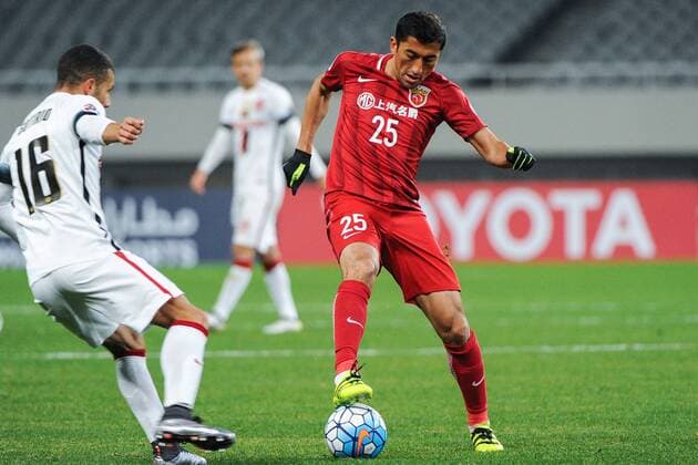 Uzbek football player Odil Ahmedov of China s Shanghai SIPG, right, challenges Jaushua Sotirio of Australia s Western Sydney Wanderers FC in a Group G match during the 2017 AFC Champions League in Shanghai, China, 28 February 2017. Brazil striker Hulk put in an incredible performance ¡ª scoring the opener two minutes after kick-off and had a hand in three other goals ¡ª as Shanghai SIPG romped to a 5-1 victory over Western Sydney Wanderers in their AFC Champions League match in Shanghai Tuesday (28 February 2017) night. The victory allowed Andre Villas-Boas¡¯ team to go joint top of Group F on six points alongside Urawa Red Diamonds which beat FC Seoul 5-2 in an earlier match. Incredible Hulk fires 5-star SIPG  pbu584317_24