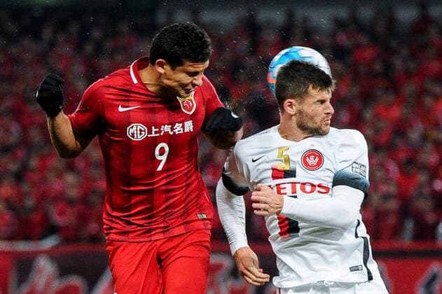 Brazilian football player Elkeson of China s Shanghai SIPG, left, challenges Brendan Hamill of Australia s Western Sydney Wanderers FC in a Group G match during the 2017 AFC Champions League in Shanghai, China, 28 February 2017. Brazil striker Hulk put in an incredible performance ¡ª scoring the opener two minutes after kick-off and had a hand in three other goals ¡ª as Shanghai SIPG romped to a 5-1 victory over Western Sydney Wanderers in their AFC Champions League match in Shanghai Tuesday (28 February 2017) night. The victory allowed Andre Villas-Boas¡¯ team to go joint top of Group F on six points alongside Urawa Red Diamonds which beat FC Seoul 5-2 in an earlier match. Incredible Hulk fires 5-star SIPG  pbu584317_25