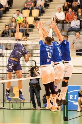 Volleyball Champions League 4th round: VfB Friedrichshafen vs Paris Volley, 01.03.2017 Armin MUSTEDANOVIC (VfB Friedrichshafen, 15) Georg KLEIN (VfB Friedrichshafen, 8) blocken Thiago SENS (Paris Volley, 15) Volleyball Champions League 4th round: VfB Friedrichshafen vs Paris Volley am 01.03.2017 in der ZF Arena, Friedrichshafen, Germany xUSx