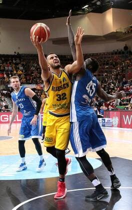 01.03.2017, Deutschland, Ludwigsburg, CL PlayoffsMHP RIESEN Ludwigsburg vs. BC Neptunas Saison 2016 2017: v.l. JohannesThiemann (MHP) Jerai Grant (BC)