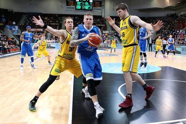 01.03.2017, Deutschland, Ludwigsburg, CL PlayoffsMHP RIESEN Ludwigsburg vs. BC Neptunas Saison 2016 2017: v.l. Chad Toppert (MHP), Arvydas Siksnius (BC), Jack Cooley (MHP)