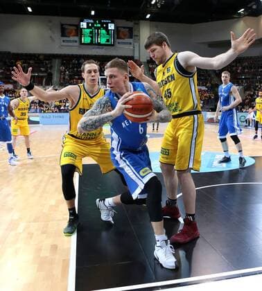 01.03.2017, Deutschland, Ludwigsburg, CL PlayoffsMHP RIESEN Ludwigsburg vs. BC Neptunas Saison 2016 2017: v.l. Chad Toppert (MHP), Arvydas Siksnius (BC), Jack Cooley (MHP)