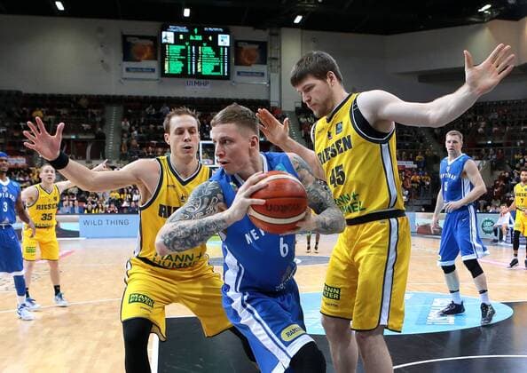 01.03.2017, Deutschland, Ludwigsburg, CL PlayoffsMHP RIESEN Ludwigsburg vs. BC Neptunas Saison 2016 2017: v.l. Chad Toppert (MHP), Arvydas Siksnius (BC), Jack Cooley (MHP)