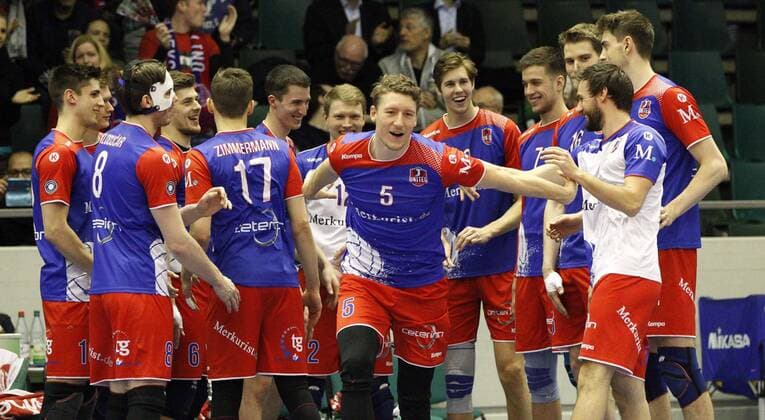 Deutschland - Rüsselsheim am Main - 02.03.2017 Volleyball - Hessen - CEV Champions League - Herren Saison 2016 2017 United Volleys Rheinmain (blau) - Lindemans Aalst (ws) v.l. Lukas Bauer (RheinMain 5) United Volleys Rheinmain - Lindemans Aalst
