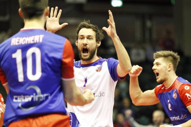 Deutschland - Rüsselsheim am Main - 02.03.2017 Volleyball - Hessen - CEV Champions League - Herren Saison 2016 2017 United Volleys Rheinmain (blau) - Lindemans Aalst (ws) v.l. Moritz Reichert (RheinMain 10), Florian Ringseis (RheinMain 1) United Volleys Rheinmain - Lindemans Aalst