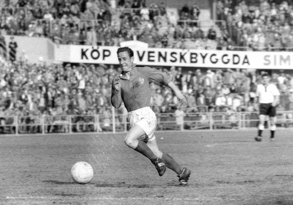 Fußball-Weltmeisterschaft 1958 in Schweden. Spiel um den dritten Platz: Frankreich - Deutschland 6:3 am 28.06.1958 in Göteborg. Raymond Kopa (Frankreich) in Aktion. HM