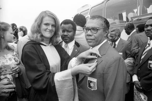 WM 1974, Ankunft Haiti am Flughafen München, das Münchner Kindl begrüßt das Team, hier Nationaltrainer Antoine Tassy