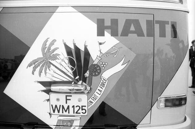 WM 1974, Ankunft Haiti am Flughafen München, der Mannschaftsbus