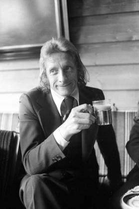 WM 1974, Ankunft Schottland im Sporthotel Erbismühle in Weilrod, Denis Law trinkt Tee