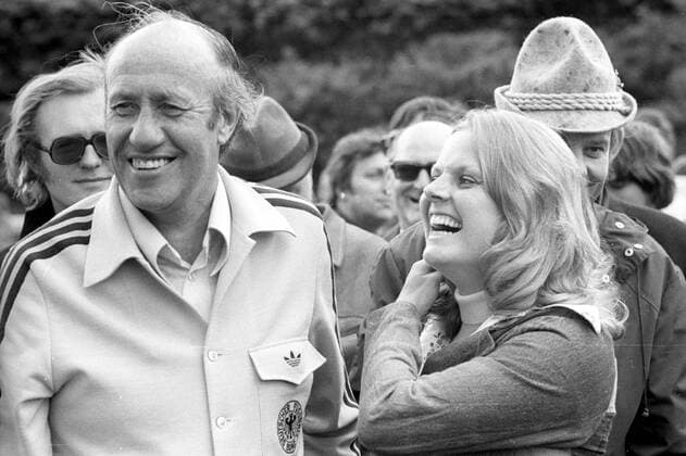 Trainingslager BR Deutschland vor der WM 1974 in Malente, Bundestrainer Helmut Schön mit prominentem Gast, Schauspielerin Heidi Brühl