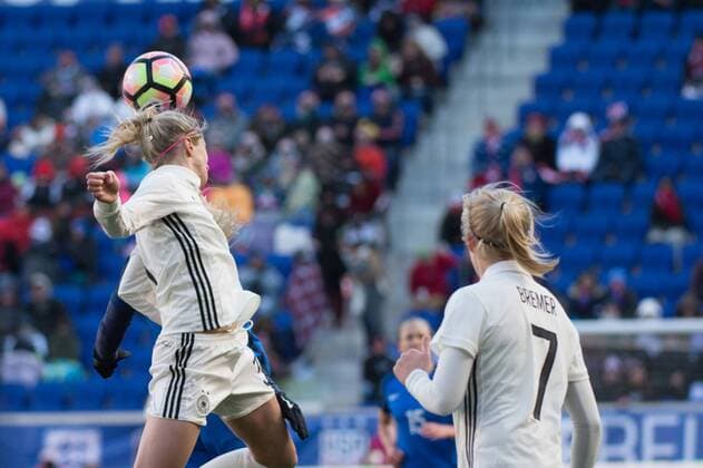 Fußball, SheBelieves Cup, Deutschland - Frankreich March 4, 2017 - Harrison, New Jersey, U.S - Germany defender KATHRIN HENDRICH 3 heads the ball while Germany defender PAULINE BREMER 7 looks on during the SheBelieves Cup match at Red Bull Arena in Harrison, NJ. Soccer 2017 - France vs. Germany 0-0 - ZUMAs192 20170304_zap_s192_004 Copyright: xMarkxSmithx