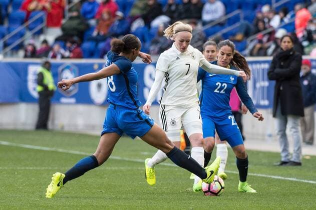 Fußball, SheBelieves Cup, Deutschland - Frankreich March 4, 2017 - Harrison, New Jersey, U.S - France forward MARIE-LAURE DEILE 18 blocks a pass by Germany defender PAULINE BREMER 7 while France defender AMEL MAJRI 22 looks on during the SheBelieves Cup match at Red Bull Arena in Harrison, NJ. Soccer 2017 - France vs. Germany 0-0 - ZUMAs192 20170304_zap_s192_007 Copyright: xMarkxSmithx