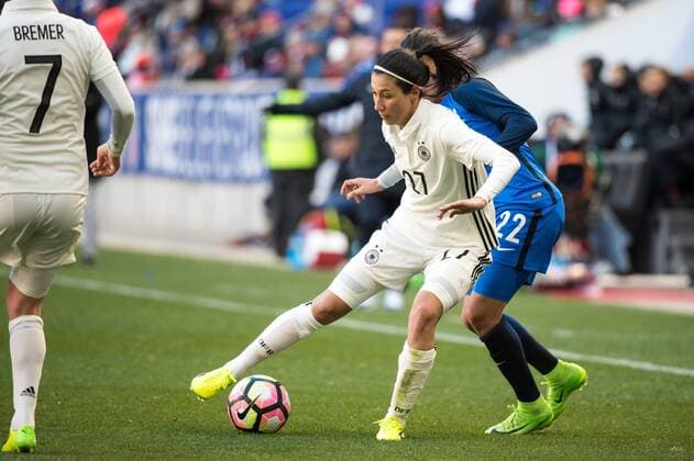 Fußball, SheBelieves Cup, Deutschland - Frankreich March 4, 2017 - Harrison, New Jersey, U.S - Germany midfielder SARA DOORSOUN 27 shields the ball from France defender AMEL MAJRI 22 during the SheBelieves Cup match at Red Bull Arena in Harrison, NJ. Soccer 2017 - France vs. Germany 0-0 - ZUMAs192 20170304_zap_s192_012 Copyright: xMarkxSmithx