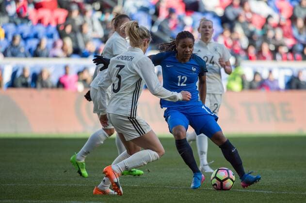Fußball, SheBelieves Cup, Deutschland - Frankreich March 4, 2017 - Harrison, New Jersey, U.S - France midfielder ELODIE THOMIS 12 dribbles the ball against Germany defender KATHRIN HENDRICH 3 during the SheBelieves Cup match at Red Bull Arena in Harrison, NJ. Soccer 2017 - France vs. Germany 0-0 - ZUMAs192 20170304_zap_s192_013 Copyright: xMarkxSmithx