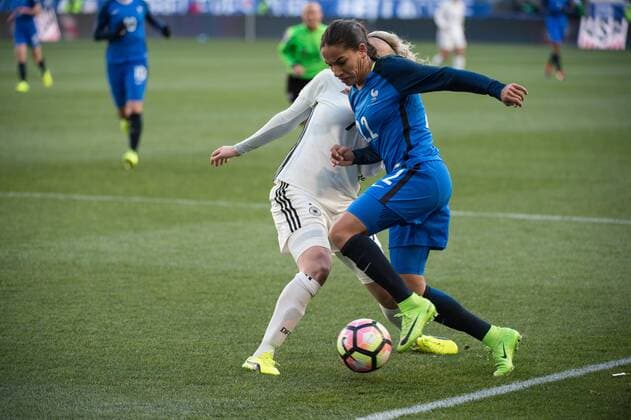 Fußball, SheBelieves Cup, Deutschland - Frankreich March 4, 2017 - Harrison, New Jersey, U.S - France defender AMEL MAJRI 22 fights for the ball against Germany defender PAULINE BREMER 7 during the SheBelieves Cup match at Red Bull Arena in Harrison, NJ. Soccer 2017 - France vs. Germany 0-0 - ZUMAs192 20170304_zap_s192_009 Copyright: xMarkxSmithx
