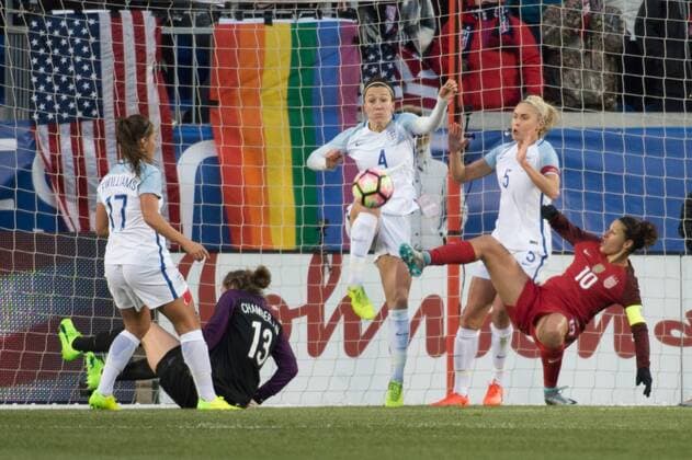 Fußball, SheBelieves Cup, USA - England March 4, 2017 - Harrison, New Jersey, U.S - England defender LUCY BRONZE 4 and England defender STEPH HOUGHTON 5 fight for the ball against USA midfielder CARLI LLOYD 10 during the SheBelieves Cup match at Red Bull Arena in Harrison, NJ. Soccer 2017 - England defeats USWNT 1-0 - ZUMAs192 20170304_zap_s192_031 Copyright: xMarkxSmithx