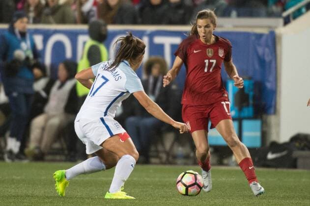 Fußball, SheBelieves Cup, USA - England March 4, 2017 - Harrison, New Jersey, U.S - USA midfielder TOBIN HEATH 17 dribbles the ball pasty England midfielder FARA WILLIAMS 17 during the SheBelieves Cup match at Red Bull Arena in Harrison, NJ. Soccer 2017 - England defeats USWNT 1-0 - ZUMAs192 20170304_zap_s192_040 Copyright: xMarkxSmithx