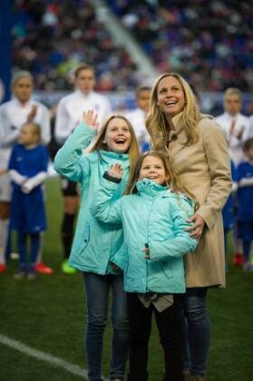 Bilder des Tages - SPORT Fußball, SheBelieves Cup, USA - England March 4, 2017 - Harrison, New Jersey, U.S - US Soccer honors Christine Rampone, with kids, before the SheBelieves Cup match at Red Bull Arena in Harrison, NJ. Soccer 2017 - England defeats USWNT 1-0 - ZUMAs192 20170304_zap_s192_018 Copyright: xMarkxSmithx