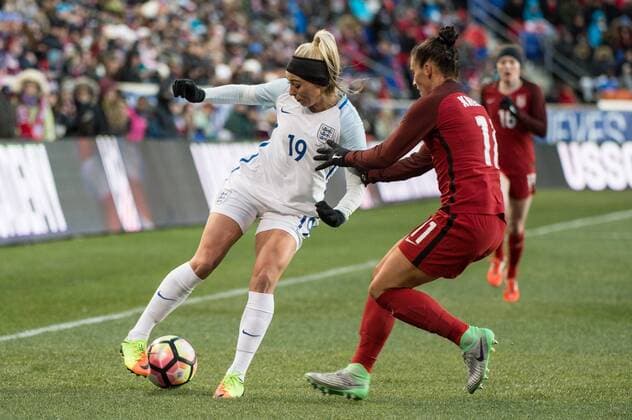 Fußball, SheBelieves Cup, USA - England March 4, 2017 - Harrison, New Jersey, U.S - England forward TONI DUGGAN 19 dribbles the ball against USA defender ALI KRIEGER 11 during the SheBelieves Cup match at Red Bull Arena in Harrison, NJ. Soccer 2017 - England defeats USWNT 1-0 - ZUMAs192 20170304_zap_s192_024 Copyright: xMarkxSmithx