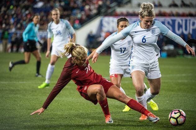 Fußball, SheBelieves Cup, USA - England March 4, 2017 - Harrison, New Jersey, U.S - England defender MILLIE BRIGHT 6 fights off USA midfielder ALLIE LONG 20 during the SheBelieves Cup match at Red Bull Arena in Harrison, NJ. Soccer 2017 - England defeats USWNT 1-0 - ZUMAs192 20170304_zap_s192_045 Copyright: xMarkxSmithx