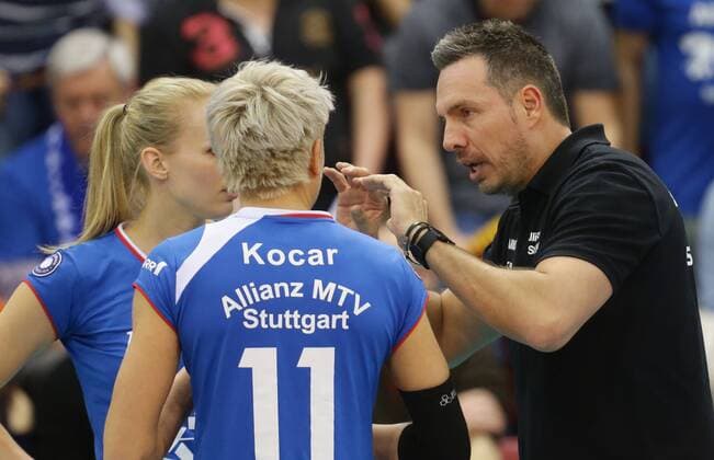Stuttgart , Volleyball MTV Allianz Stuttgart vs. SC Potsdam , von links: Karmen Kocar Trainer Guillermo Hernandez ( Allianz )