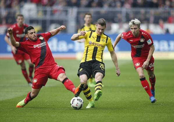 Dortmund, Deutschland, 1.Fußball-Bundesliga, Borussia Dortmund : Bayer Leverkusen 6-2 am 04. 03. 2017 im Signal-Iduna Park in Dortmund Kevin VOLLAND (LEV) , Lukasz PISZCZEK (BVB) und Kevin KAMPL (LEV) v.li.n.re.-
