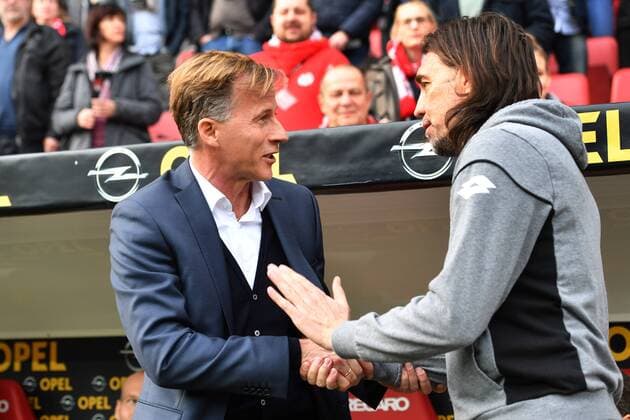 Martin SCHMIDT,Trainer (1.FSV Mainz 05,re) begruesst Andries JONKER,Trainer (VFL Wolfsburg). Fussball 1. Bundesliga, 23. Spieltag, FSV Mainz 05-VFL Wolfsburg 1-1 am 04.03.2017 in Mainz Deutschland,O P E L A R E N A.