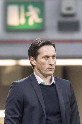 Leverkusen trennt sich von Trainer Roger SCHMIDT. Archivfoto; Trainer Roger SCHMIDT (LEV) enttaeuscht, Feature, dahinter ein Notausgangsschild, Fussball 1. Bundesliga 22. Spieltag, Bayer 04 Leverkusen (LEV) - 1. FSV Mainz 05 (MZ), am 25.02.2017 in Leverkusen Deutschland. Â