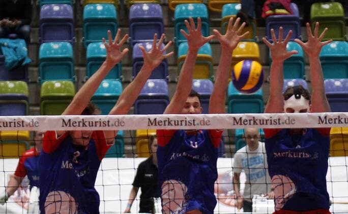 05.03.2017, xilx, Volleyball 1.Bundesliga Herren, United Volleys - Netzhoppers Solwo Königspark, emspor, v.l. am Netz Jan Klobucar (United Volleys Rhein-Main), Adrian Aciobanitei (United Volleys Rhein-Main) und Adrian Aciobanitei (United Volleys Rhein-Main) Frankfurt am Main
