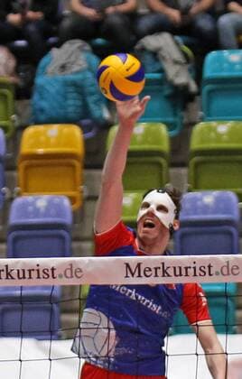 05.03.2017, xilx, Volleyball 1.Bundesliga Herren, United Volleys - Netzhoppers Solwo Königspark, emspor, v.l. Aufschlag von vorne Jan Klobucar (United Volleys Rhein-Main) Frankfurt am Main