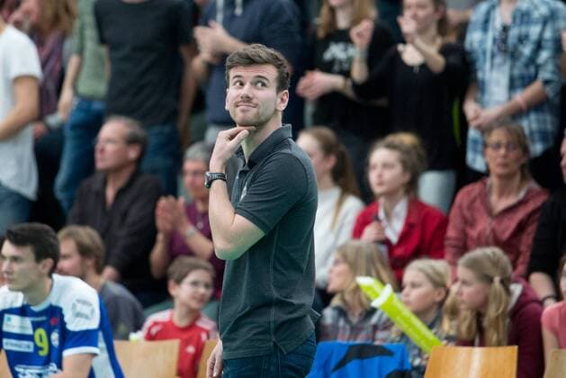 Skepsis bei Solingen-Trainer Oliver GIES (SOL). Volleyball, TSV Herrsching (HER) - Solingen Volleys (SOL), Bundesliga, 5.Spieltag, Saison 2016 2017, am 05.03.2017 in Herrsching N I K O L A U S H A L L E Deutschland. x20170305_112x