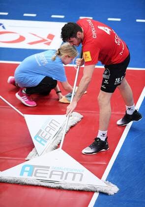 Volleyball 1. Bundesliga Saison 2016 2017 05.03.2017 TV Rottenburg - SVG Lueneburg Federico Cipollone (TV Rottenburg) hilf bei den Wischern 