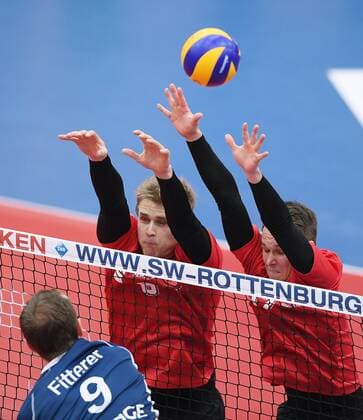 Volleyball 1. Bundesliga Saison 2016 2017 05.03.2017 TV Rottenburg - SVG Lueneburg TVR Block TV Rottenburg; Friederich Nagel (li) und Phillip Trenkler 