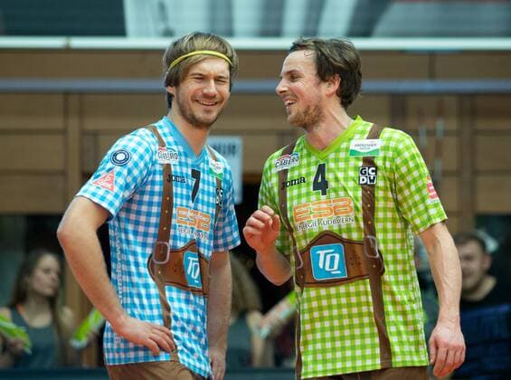 Ferdinand TILLE ( 7, HER) und Patrick STEUERWALD ( 4, HER). Volleyball, TSV Herrsching (HER) - Solingen Volleys (SOL), Bundesliga, 5.Spieltag, Saison 2016 2017, am 05.03.2017 in Herrsching N I K O L A U S H A L L E Deutschland. x_5D35413x