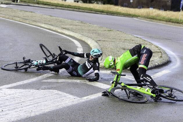 Themen der Woche - SPORT Bilder des Tages - SPORT Emanuel BUCHMANN ( GER BORA-hansgrohe ) stuerzt und muss das Rennen wegen Knieproblemen aufgaben - Aktion - Rennszene - Querformat - quer - horizontal - Event Veranstaltung: 75. Paris-Nizza - Paris-Nice 2017 Stage 1 - 1.Etappe: Bois-d Arcy to nach Bois-d Arcy 148.5 km - Location Ort: Bois-d Arcy - France Frankreich - Date Datum: 05.03.2017 Cycling Radsport 75. Paris-Nizza - 1.Etappe 05.03.2017 